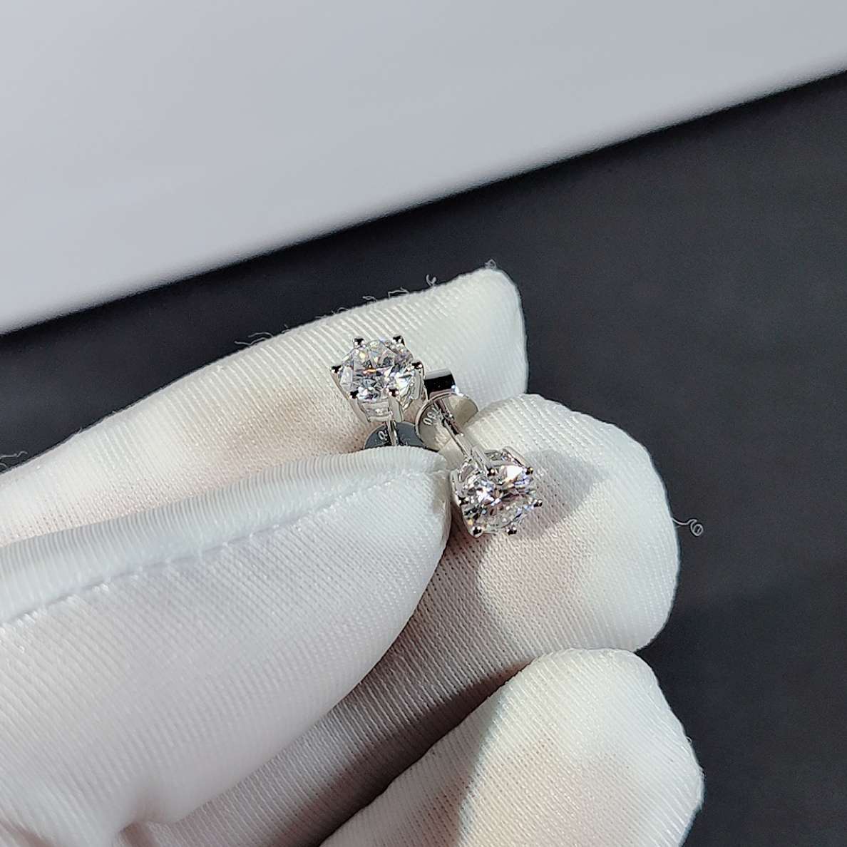 1ct Lab Grown Diamond Studs with 6 Prongs - immagine 6