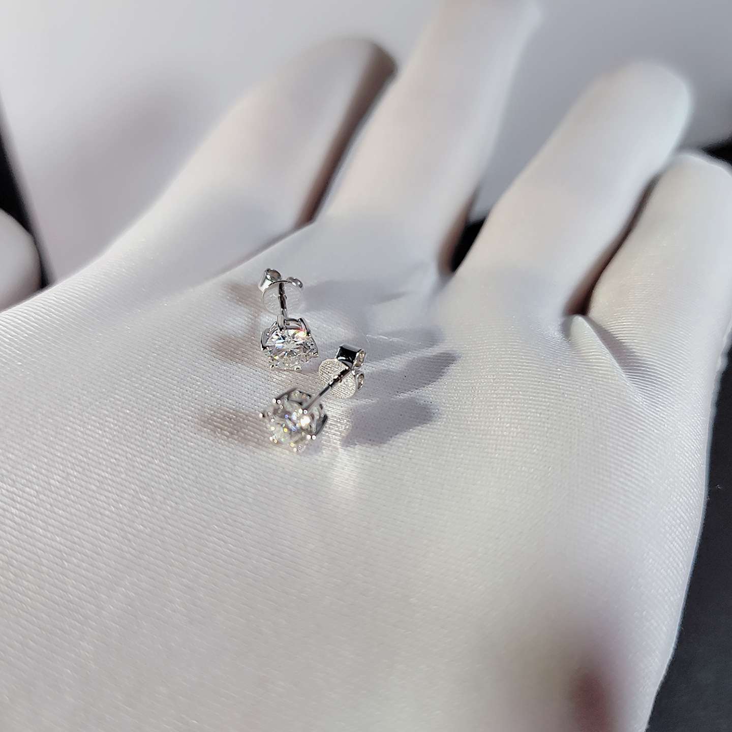 1ct Lab Grown Diamond Studs with 6 Prongs - immagine 5