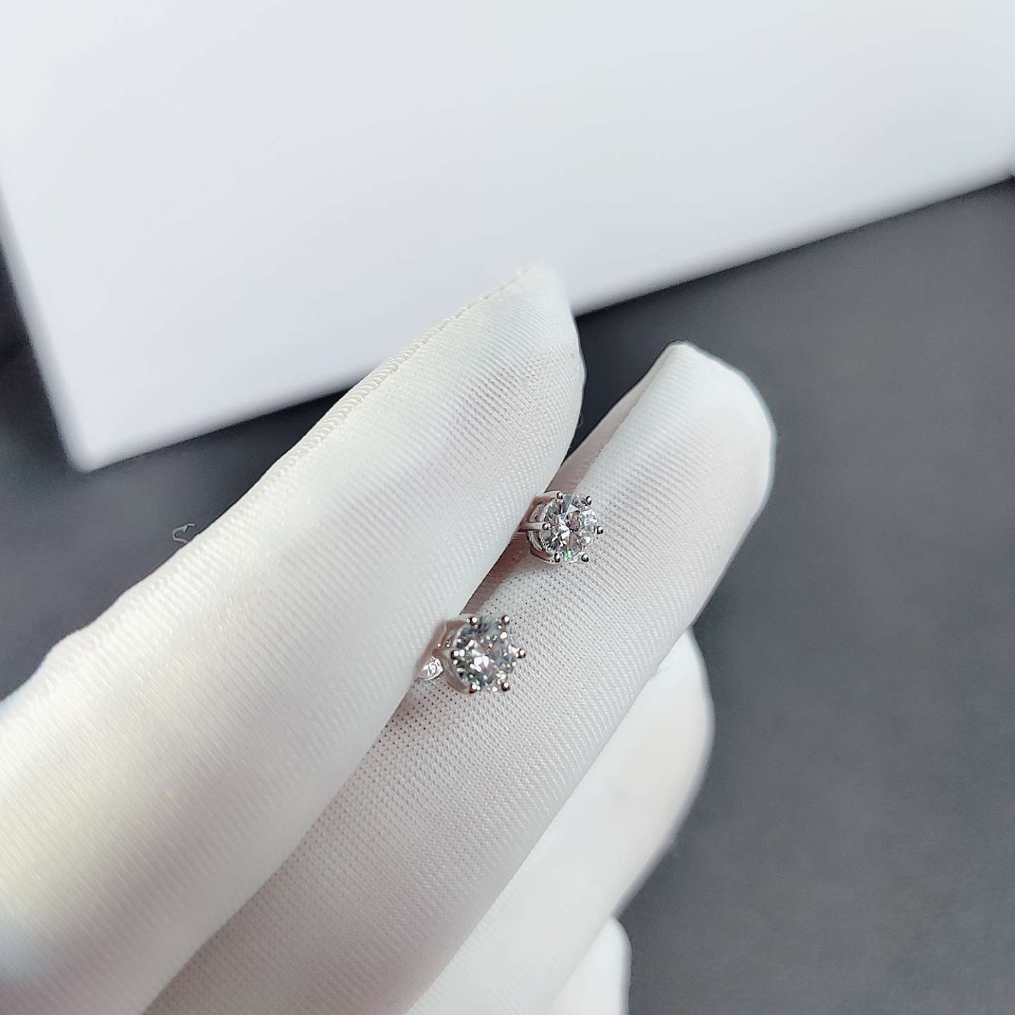 1ct Lab Grown Diamond Studs with 6 Prongs - immagine 4