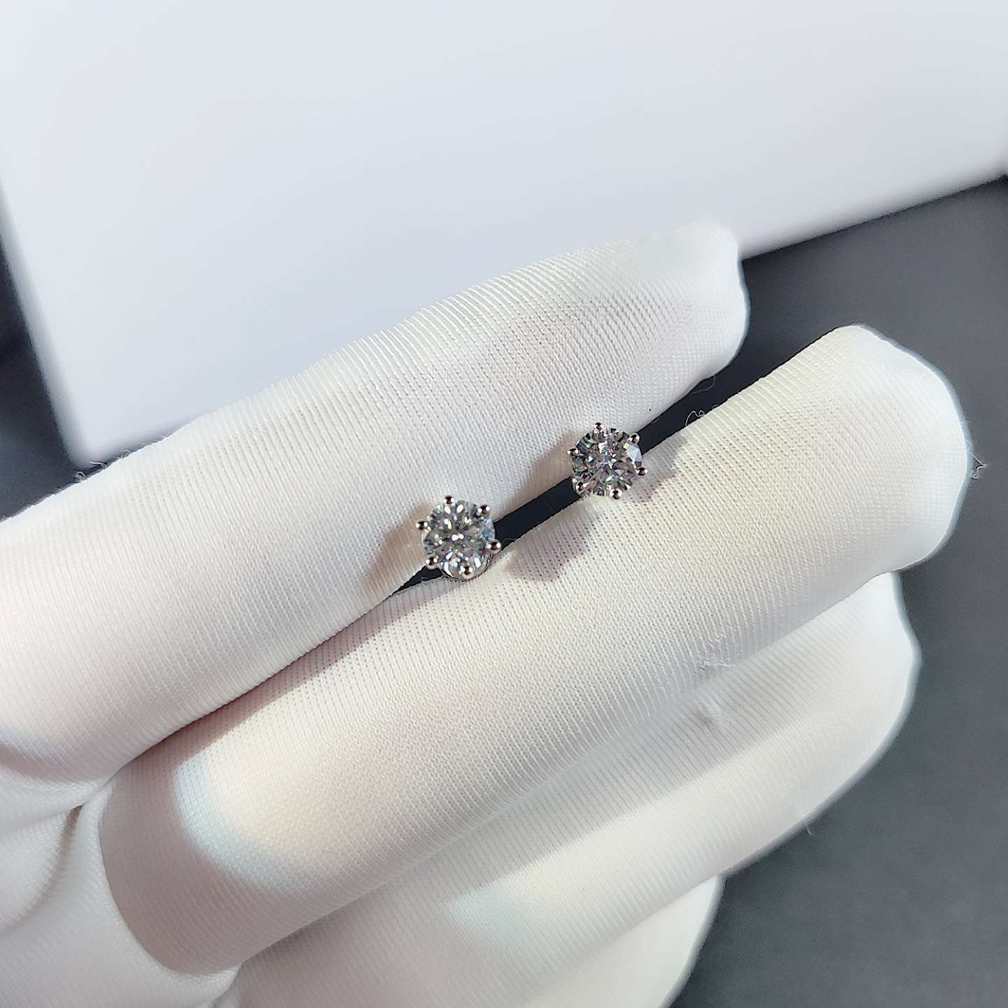 1ct Lab Grown Diamond Studs with 6 Prongs - immagine 3
