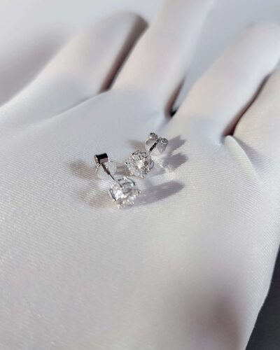 Alternative Ansicht von 1ct Lab Grown Diamond Studs with 6 Prongs