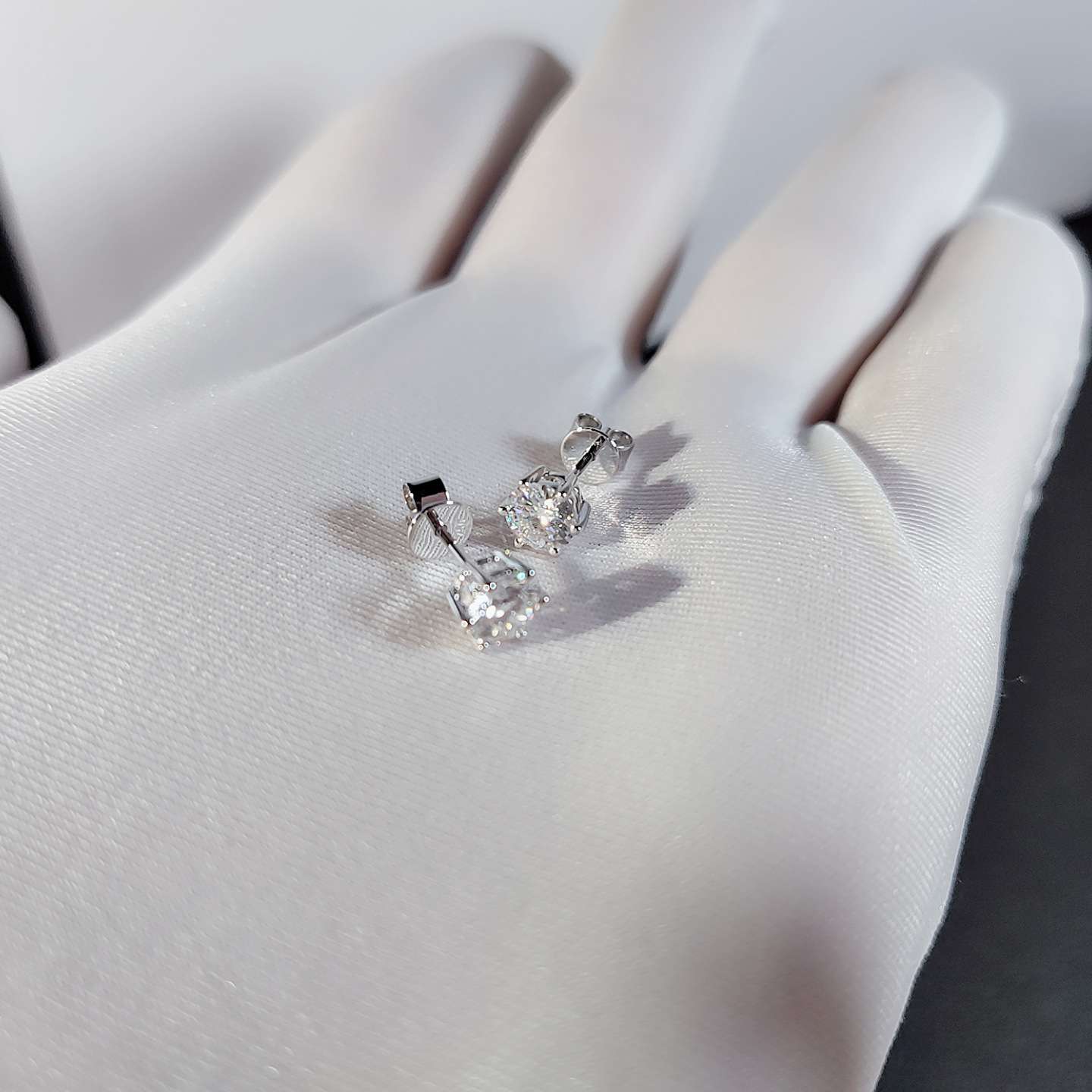 1ct Lab Grown Diamond Studs with 6 Prongs - immagine 2