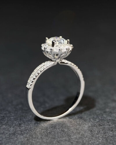 1ct Moissanite Engagement Ring with Round Flower Design'nin alternatif görünümü