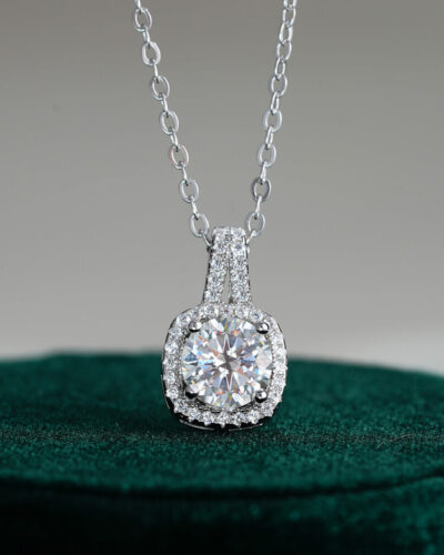 Vaihtoehtoinen näkymä Moissanite Solitaire Necklace with Inlay Square Pendant:stä