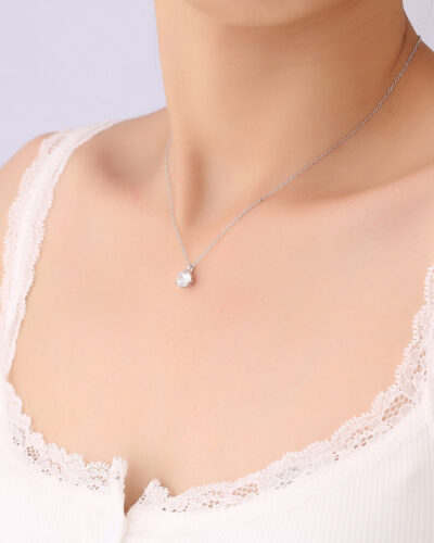 Vista alternativa dell'Round Moissanite Pendant Necklace with 925 Sterling Silver Cable Chain