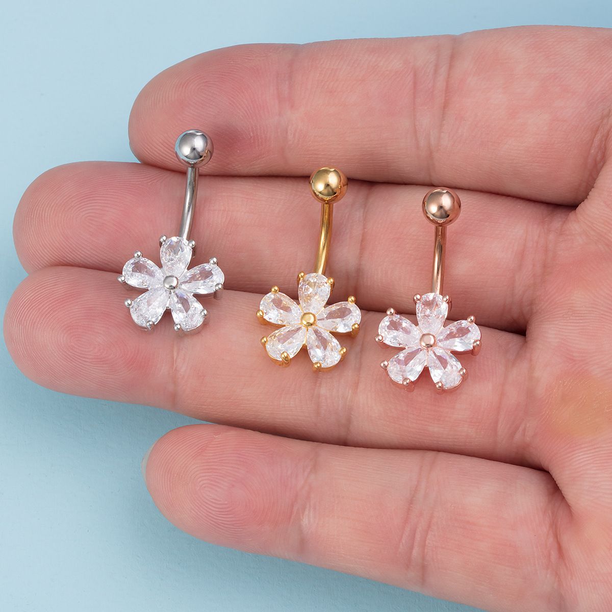 Belly Button Rings with Flower Shaped Design - Imagen 3
