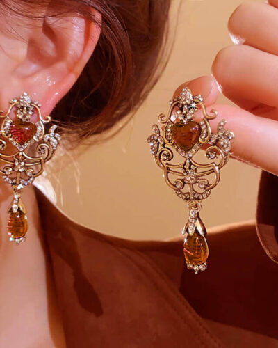 Alternative Ansicht von Heart Hollowed Vintage Diamond Drop Earrings
