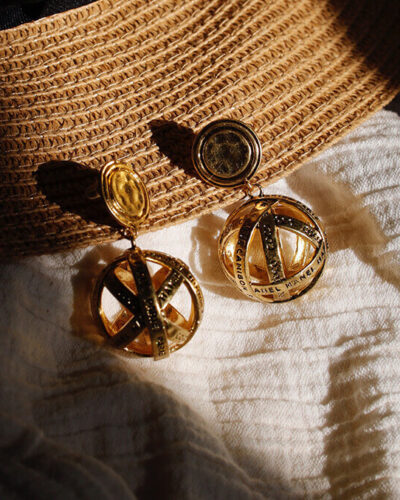 Alternative Ansicht von Hollowed Gold Ball Drop Earrings with Letters