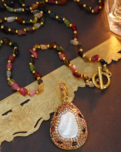 Vista alternativa dell'Medieval Style Large Baroque Pearl Pendant Necklace