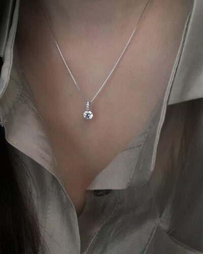 Vista alternativa dell'Round Solitaire Moissanite Necklace with 925 Sterling Silver