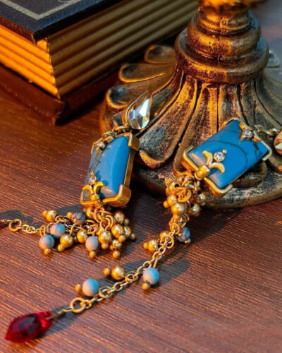 Alternative Ansicht von Vintage Gold Plated Tassel Earrings with Carved Stone