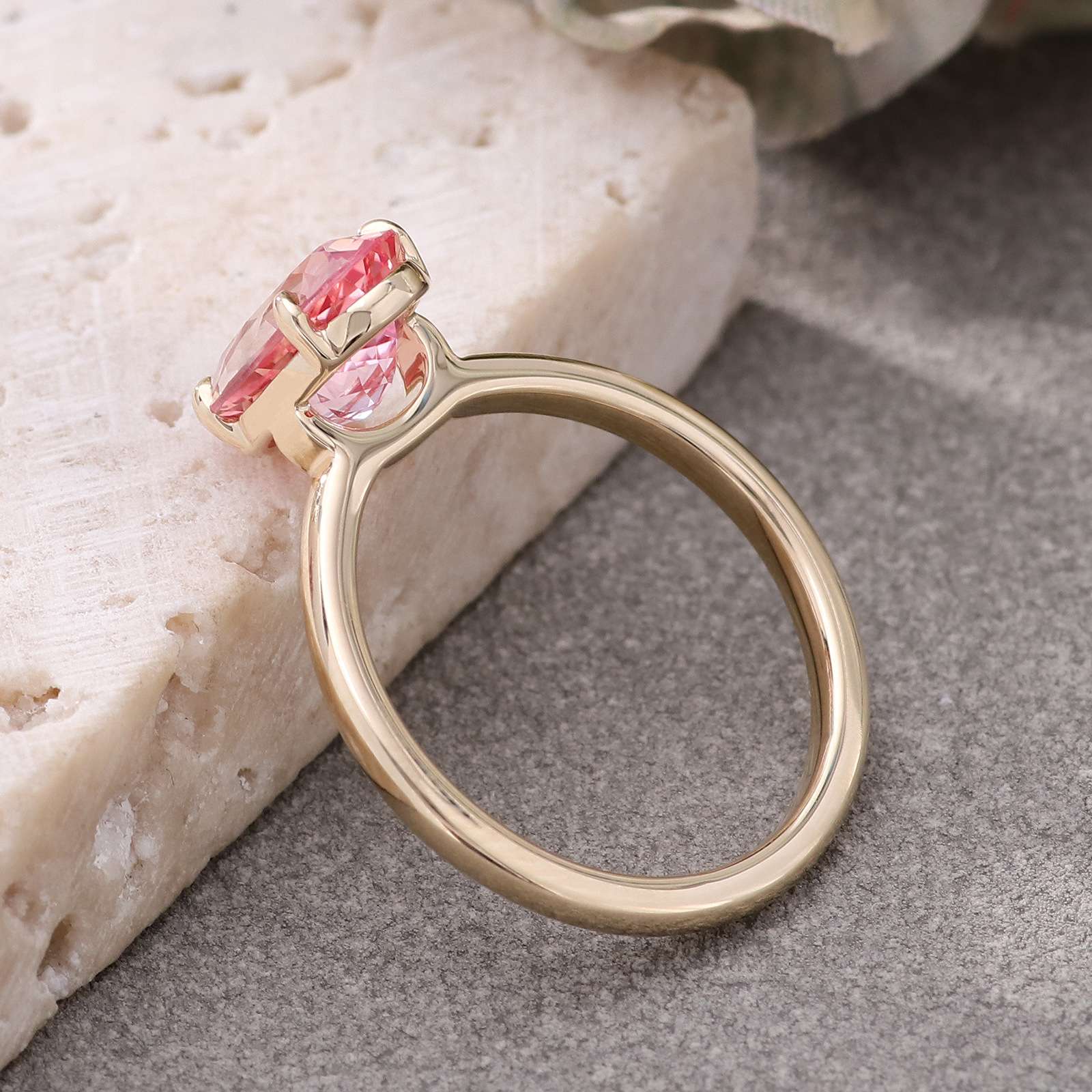 4ct Oval Pink Lab Grown Gemstone Ring - Görüntü 3