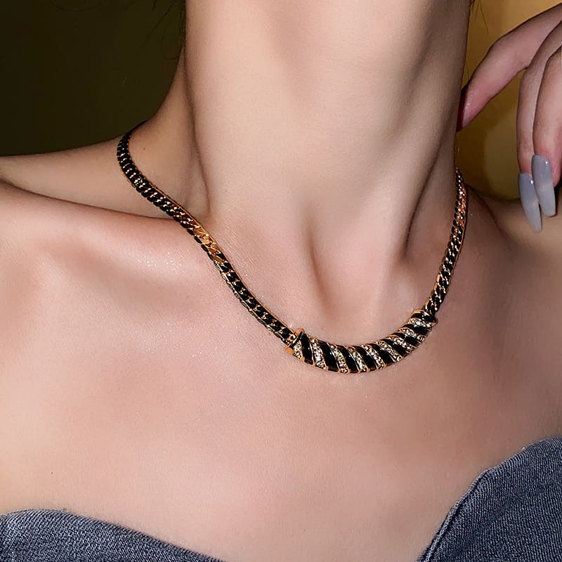 Adjustable Vintage Gold Choker Necklace Unisex - Image 2