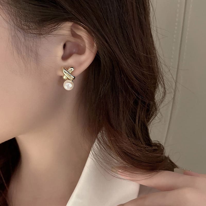Chunky Crossover Stud Pearl Gold Earrings