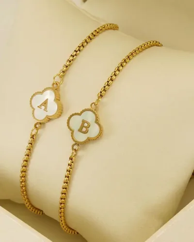 Alternativ vy av Dainty Four-leaf Clover Stainless Steel Initial Bracelet