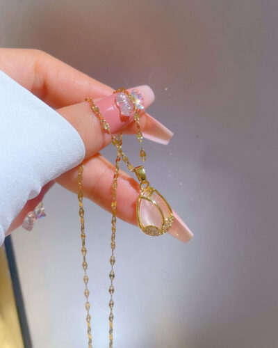 Alternativní pohled na Elegant Stainless Steel Lip Chain Tulip Pendant Necklace