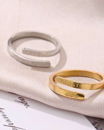 Vue alternative de Faith Fashion Ring with TRUST GOD Engraving