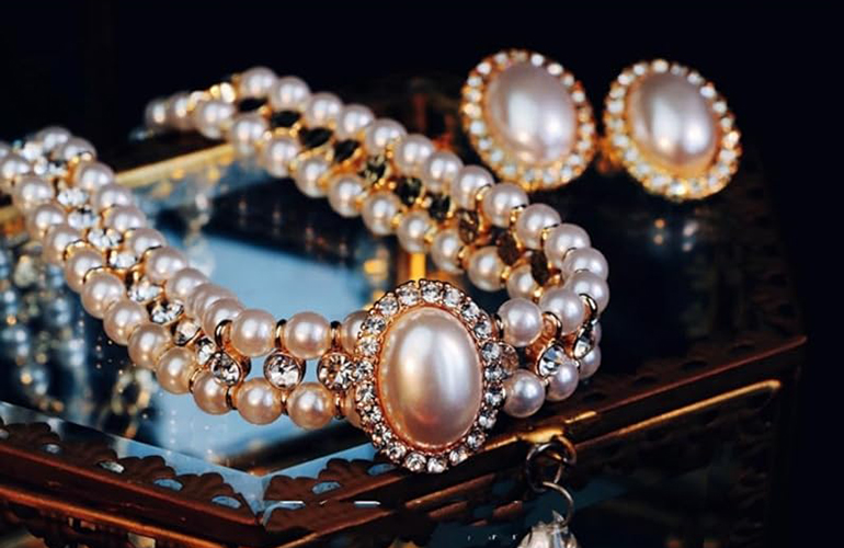 Layered Twisted Gold Pearl Choker 6