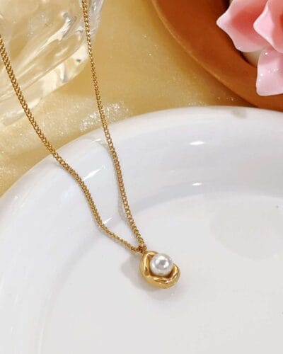 Light Luxury Stainless Steel Pearl Necklace in Gold Plating 3