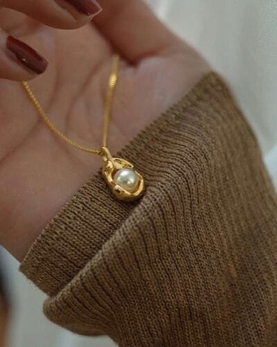 Light Luxury Stainless Steel Pearl Necklace in Gold Plating 4