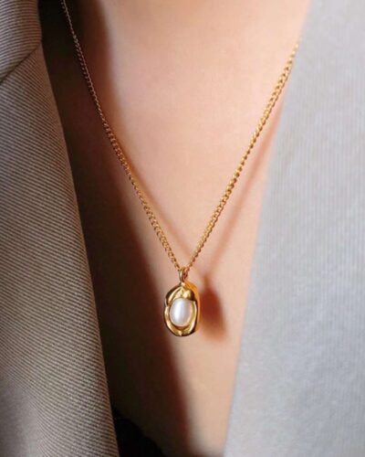 Light Luxury Stainless Steel Pearl Necklace in Gold Plating