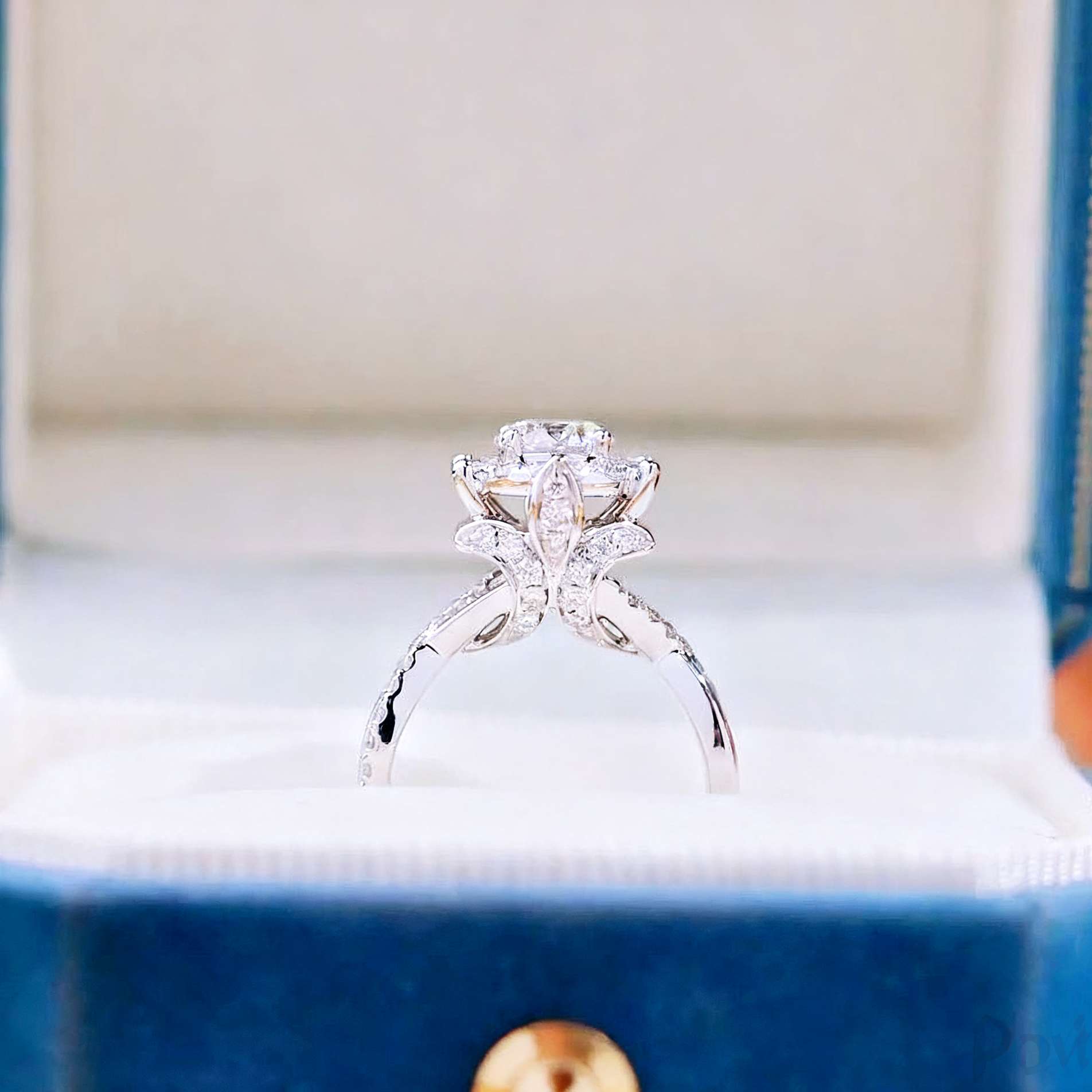 Luxurious Manufactured Diamond Ring with 18K Gold - Görüntü 4