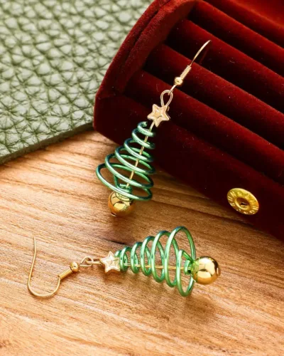 Minimalist Linear Spiral Christmas Tree Earring for Womenの別ビュー