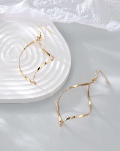 Alternativní pohled na Minimalist Large Hoop Earrings with Twisted Design