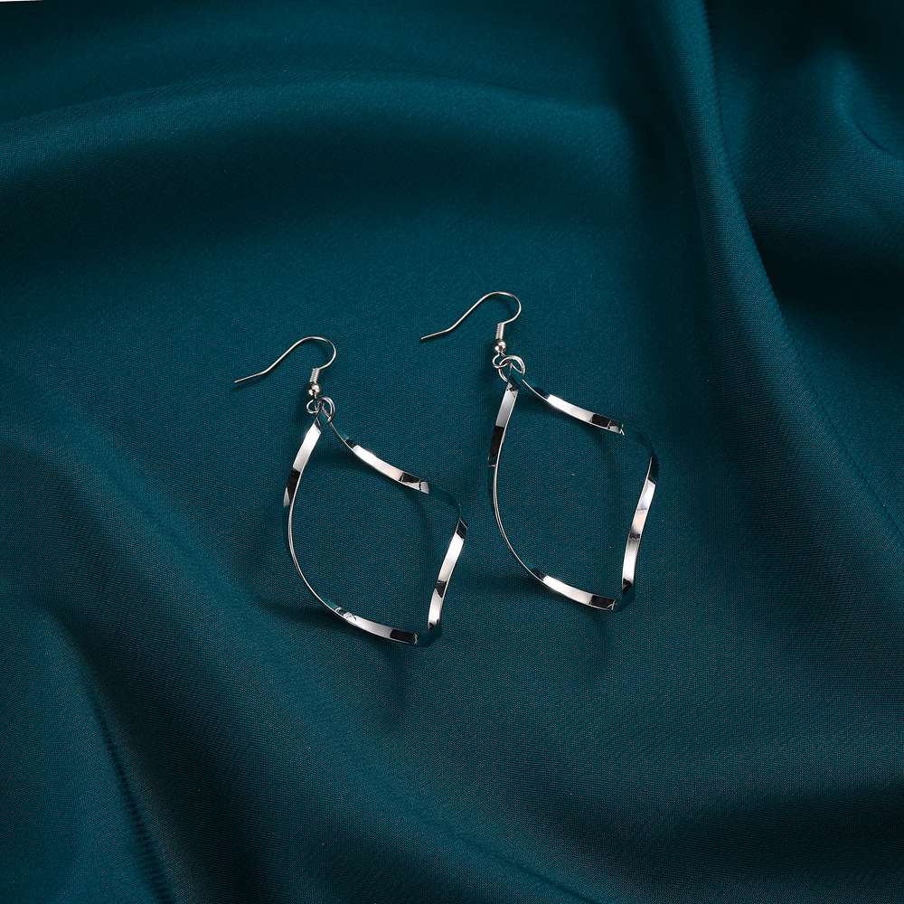 Minimalist Large Hoop Earrings with Twisted Design - 画像5