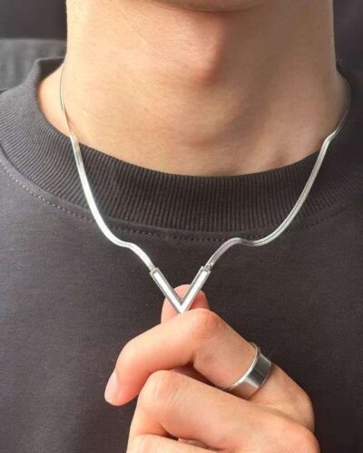 Alternativní pohled na Minimalist Unisex V Initial Necklace with Snake Chain