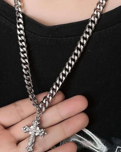 Alternativní pohled na Punk Style Cuban Chain Triple Layered Cross Necklace