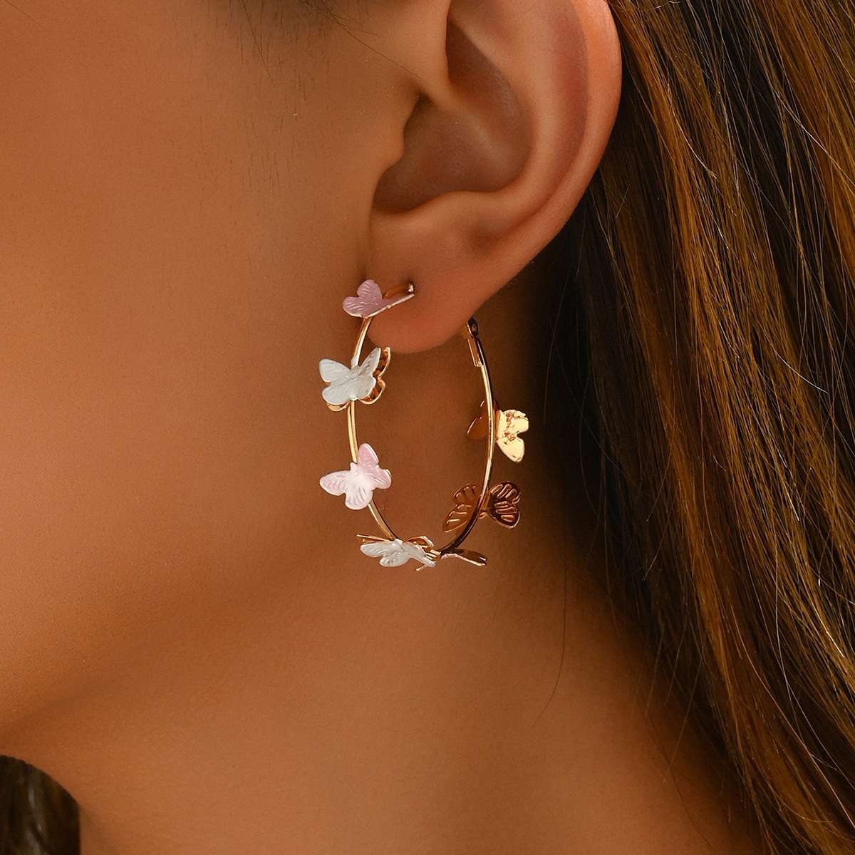 Retro Hoop Earrings with Flying Butterflies Design - 画像6
