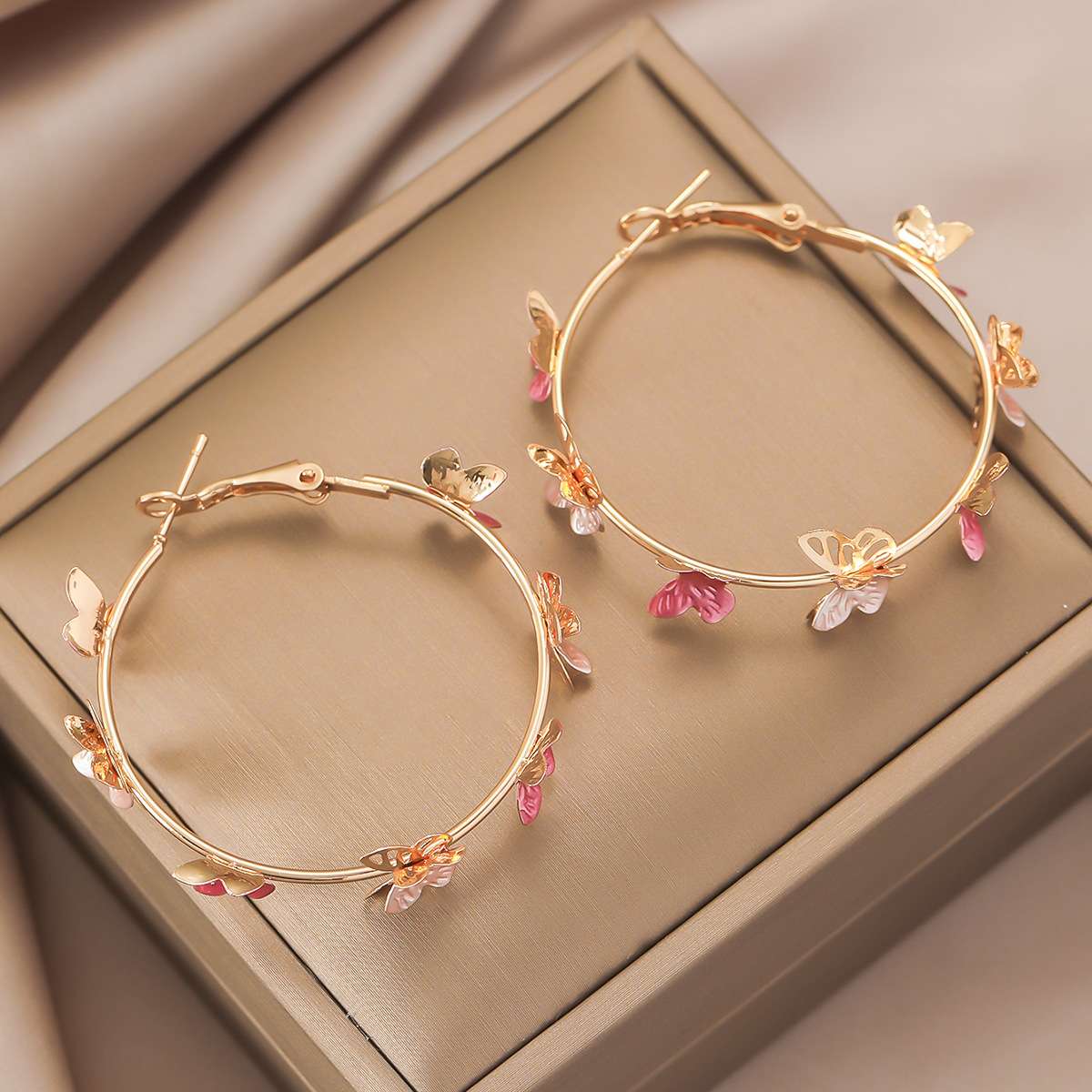 Retro Hoop Earrings with Flying Butterflies Design - 画像5
