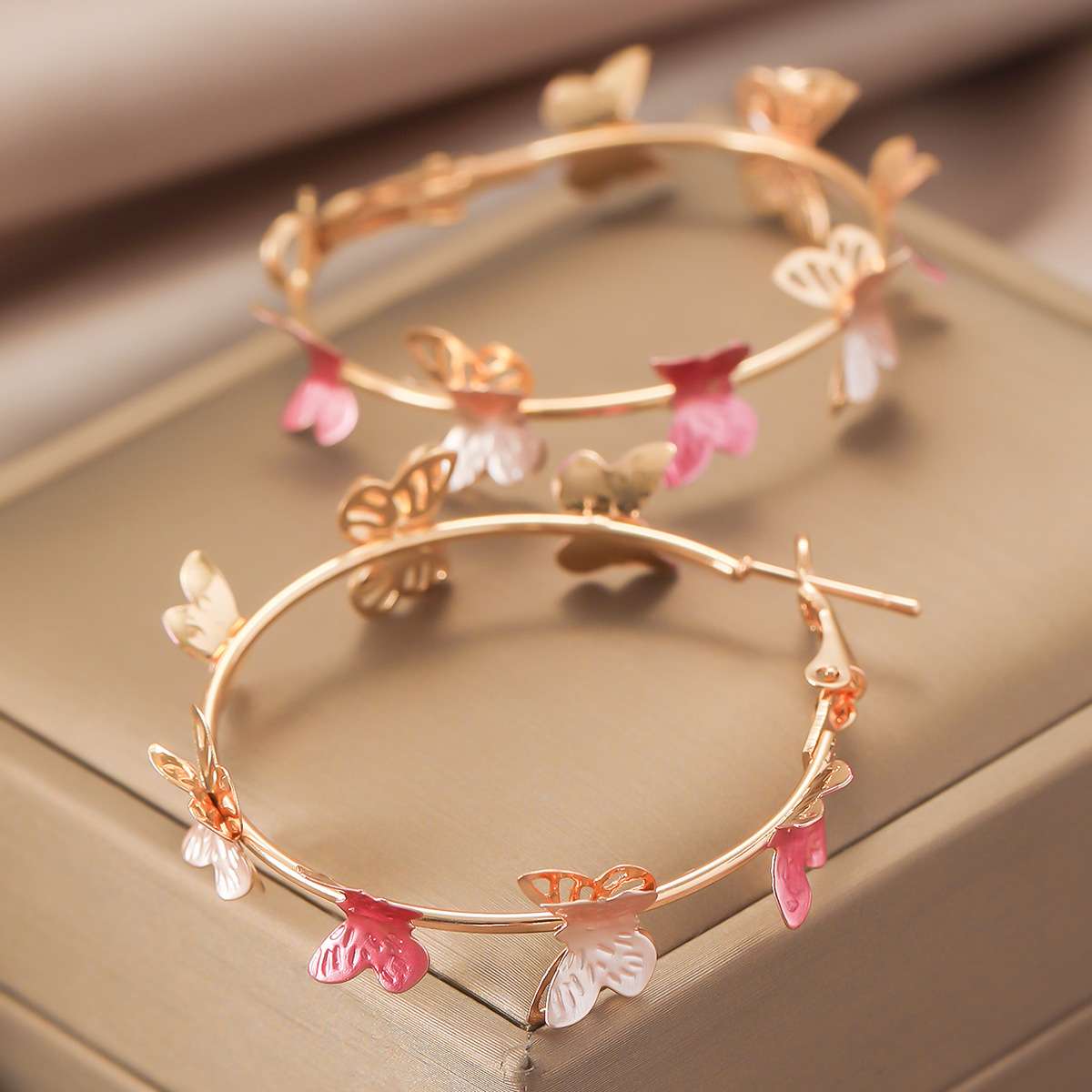 Retro Hoop Earrings with Flying Butterflies Design - 画像4