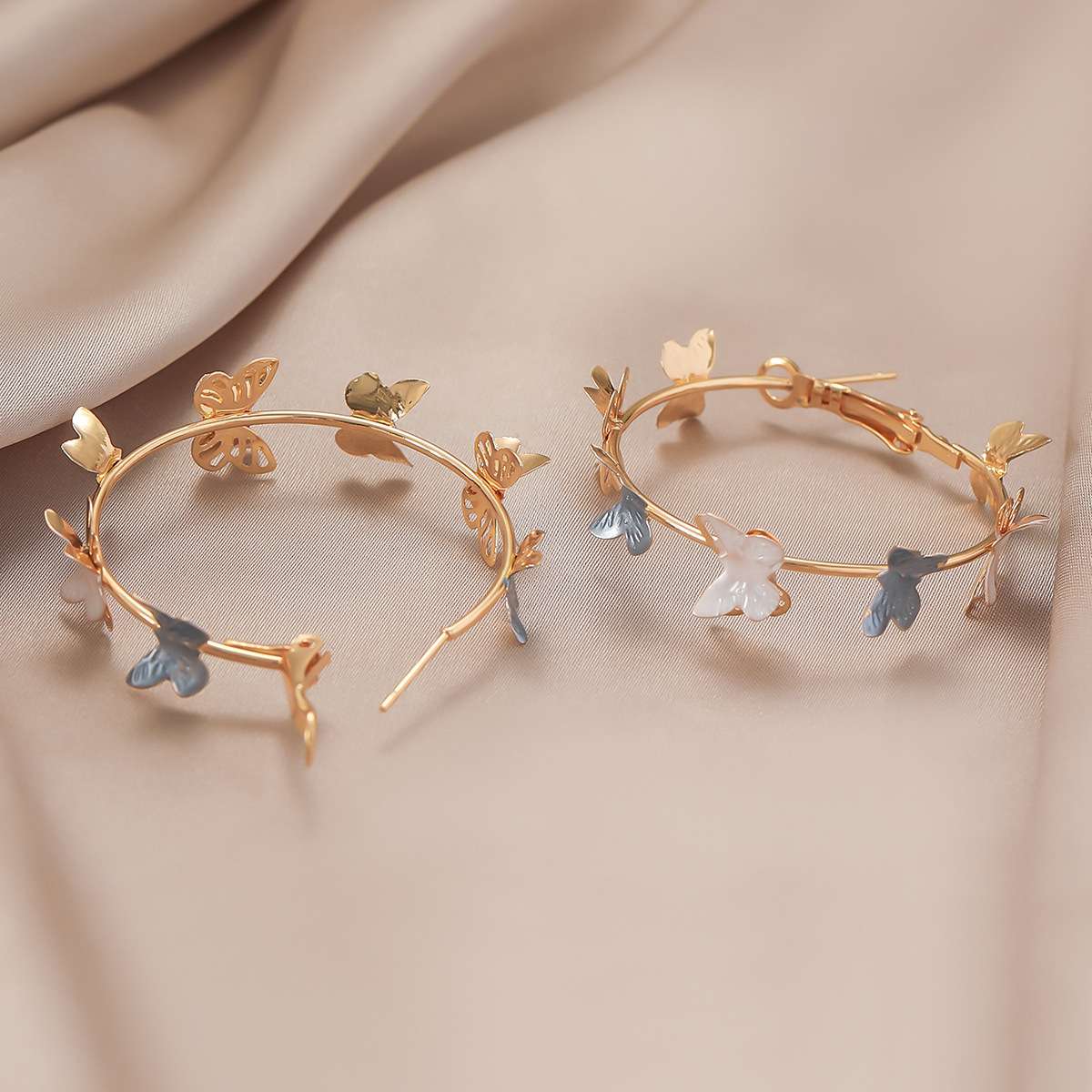 Retro Hoop Earrings with Flying Butterflies Design - 画像3