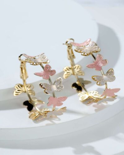 Vista alternativa dell'Retro Hoop Earrings with Flying Butterflies Design
