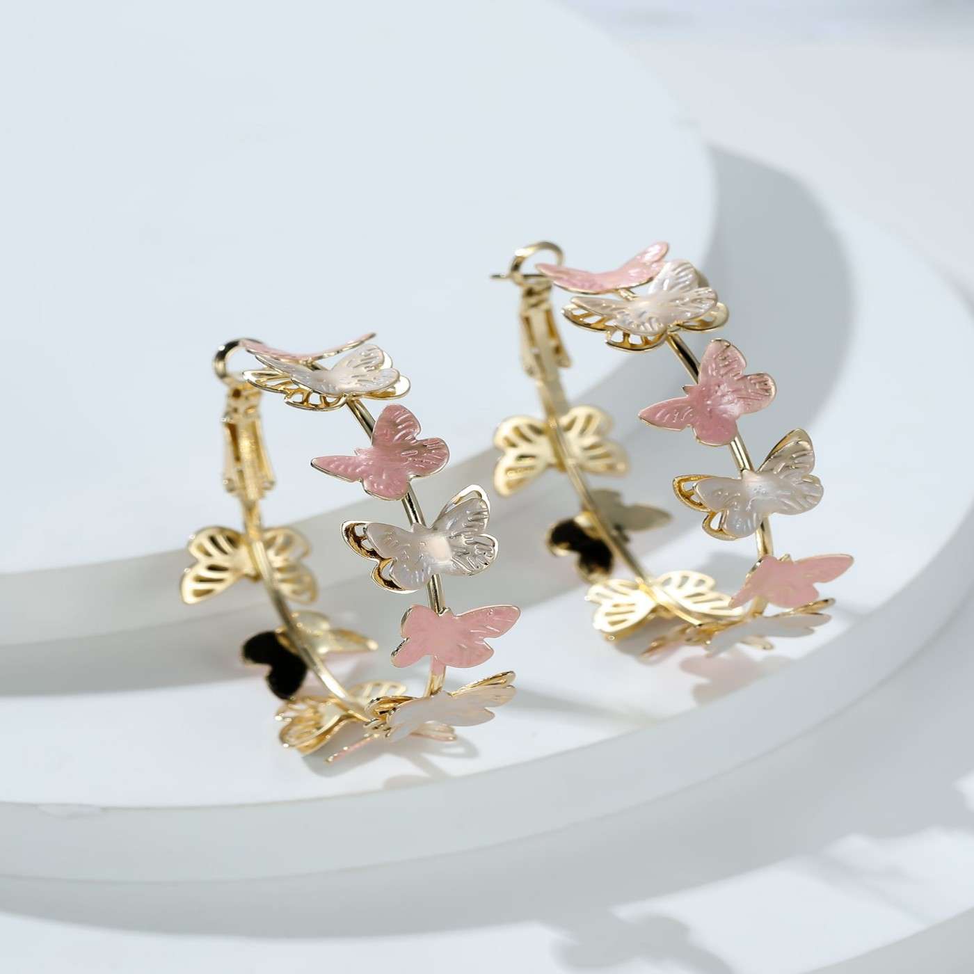 Retro Hoop Earrings with Flying Butterflies Design - 画像2