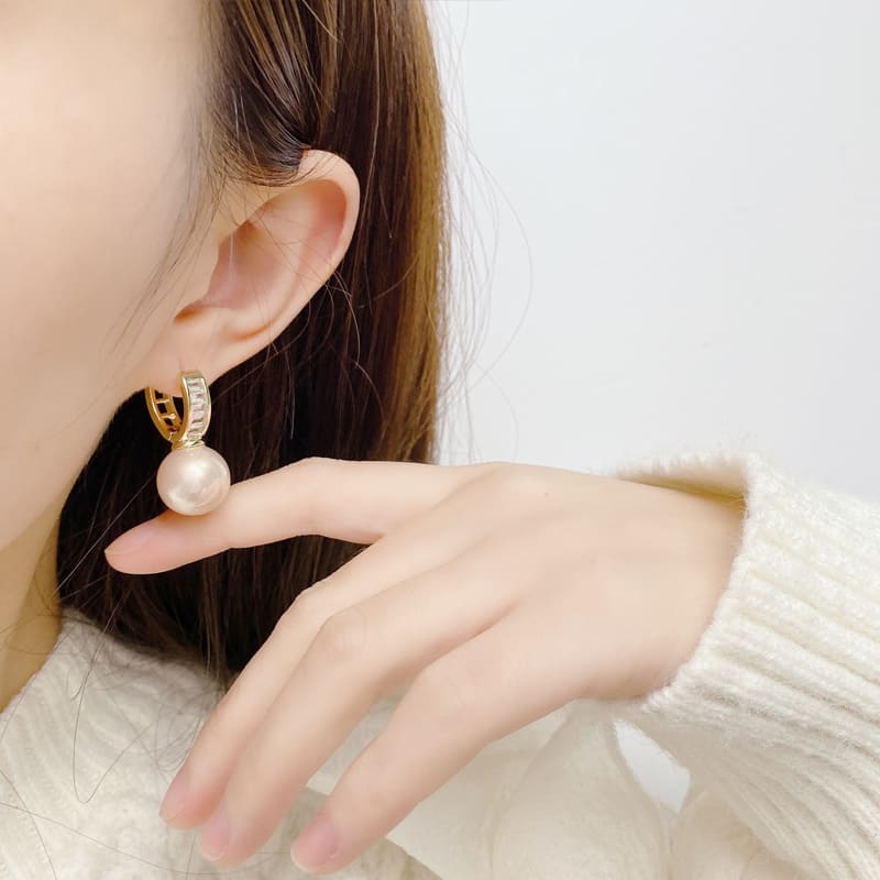 Romantic Round Pink Pearl Set in Stud Earrings Hoops