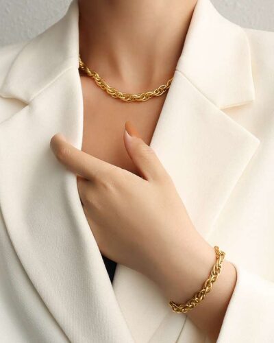 Vista alternativa dell'Three Interlocking Stainless Steel Choker Necklace