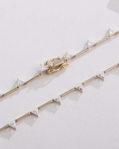 Vaihtoehtoinen näkymä Triangular Cut Moissanite Necklace with 18K Gold:stä