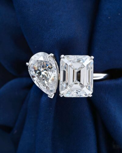 Two-Stone Ring with Emerald Cut and Pear Cut Moissaniteの別ビュー